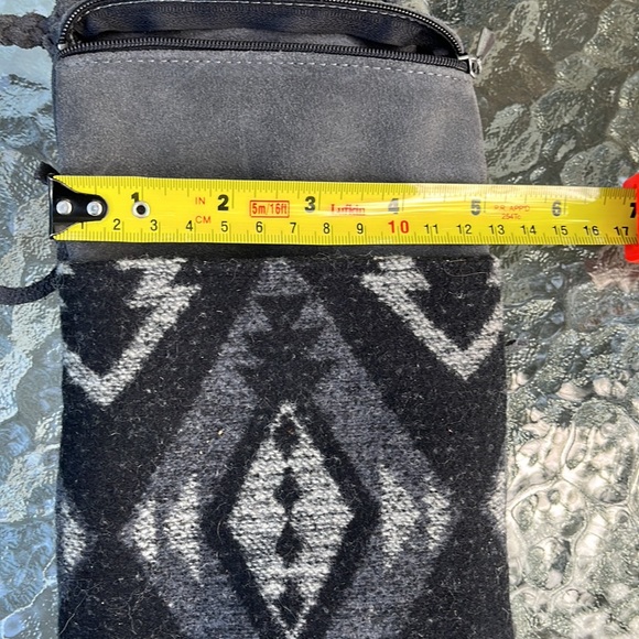 Never used genuine leather Manitobah Mukluks crossbody mini purse/phone purse - Picture 6 of 10